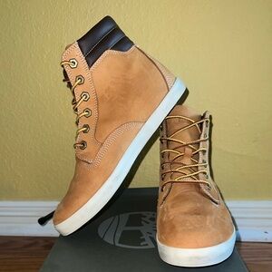 Women’s Timberland DAUSETTE
SNEAKER BOOT—Women’s 9